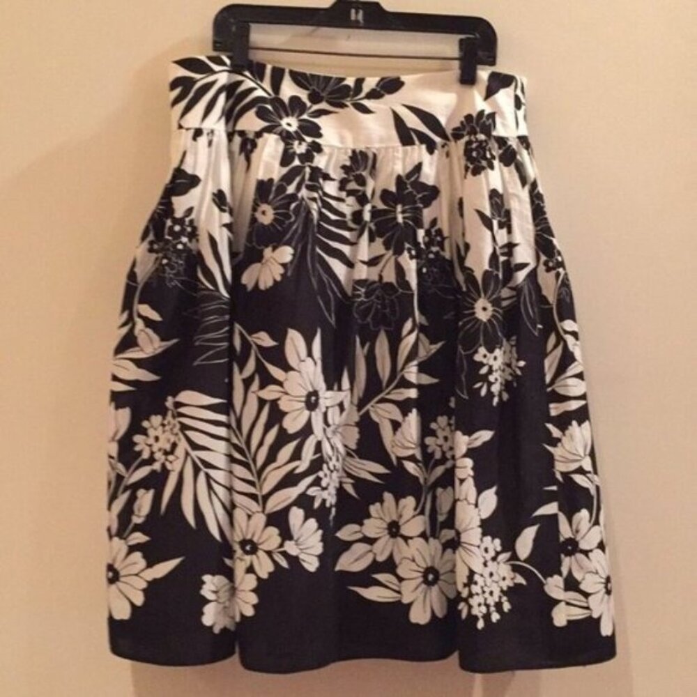 🖤🤍 Vintage White House Black Market Women’s Black & White Floral A-Line Skirt